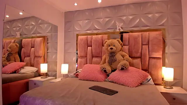 Snapshot of Paris_Velvet chatting on 02/04/26, 10:15 Paris Velvet online show from 02/04/26, 10:15