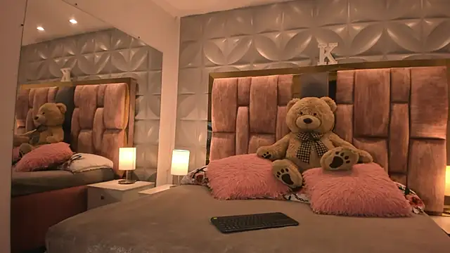 Snapshot of Paris_Velvet chatting on 02/06/26, 10:57 Paris Velvet online show from 02/06/26, 10:57