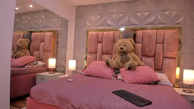 Snapshot of Paris_Velvet chatting on 03/02/26, 11:22 Paris Velvet online show from 03/02/26, 11:22