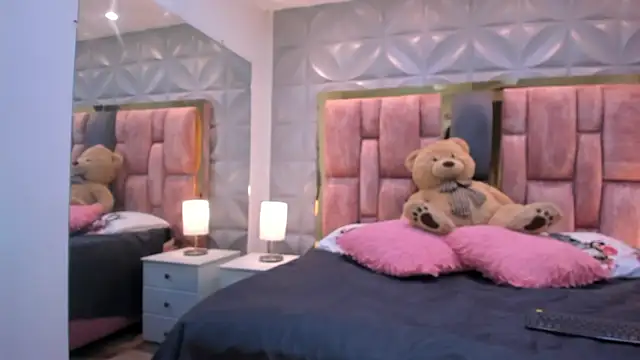 Paris Velvet online show from 04/17/26, 10:13