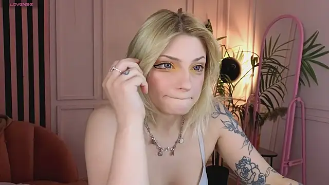 Snapshot of AvaSun chatting on 02/07/26, 10:02 AvaSun online show from 02/07/26, 10:02