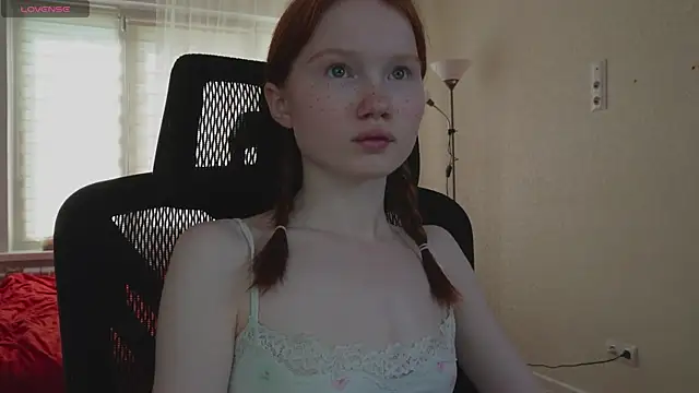 Snapshot of Nellie_baby chatting on 06/19/26, 05:23 Nellie baby online show from 06/19/26, 05:23