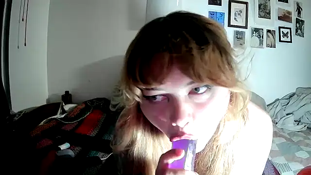 Snapshot of lucielark chatting on 10/01/25, 05:57 lucielark online show from 10/01/25, 05:57