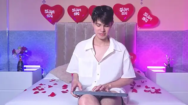 Snapshot of Derek_Sinn chatting on 02/14/26, 09:11 Derek Sinn online show from 02/14/26, 09:11