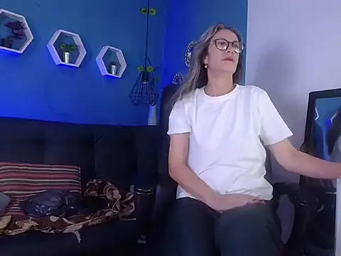 laurasofia45 online show from 03/01/26, 10:17