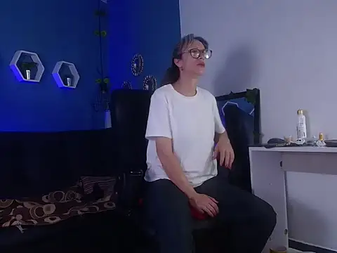 laurasofia45 online show from 03/01/26, 10:23