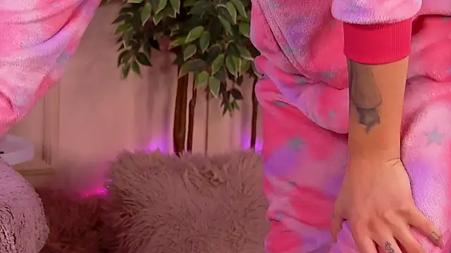 Snapshot of CrystalRedd chatting on 02/11/26, 05:45 CrystalRedd online show from 02/11/26, 05:45