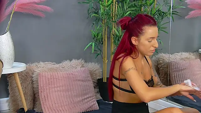 Snapshot of CrystalRedd chatting on 06/17/26, 04:59 CrystalRedd online show from 06/17/26, 04:59