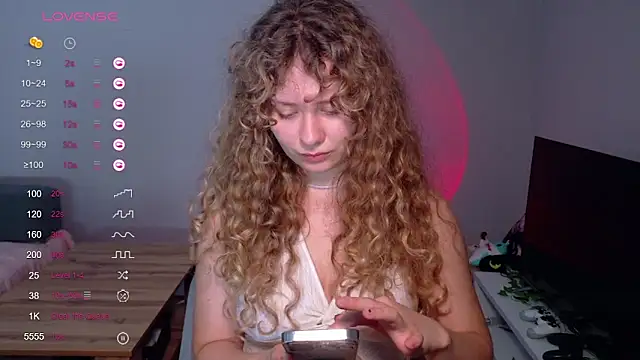 Snapshot of Milounee chatting on 06/14/26, 07:43 Milounee online show from 06/14/26, 07:43
