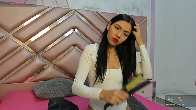 Snapshot of LauraRoot chatting on 02/11/26, 11:37 LauraRoot online show from 02/11/26, 11:37