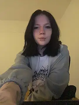 Snapshot of AuraShift chatting on 02/12/26, 05:24 AuraShift online show from 02/12/26, 05:24