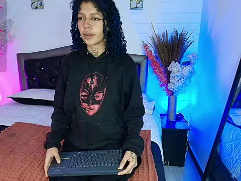 Snapshot of HannahBlue_ chatting on 02/12/26, 12:33 HannahBlue online show from 02/12/26, 12:33