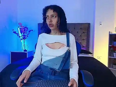 Snapshot of HannahBlue_ chatting on 02/23/26, 12:24 HannahBlue online show from 02/23/26, 12:24