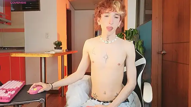 Snapshot of golden_twink_ chatting on 02/15/26, 10:25 golden twink online show from 02/15/26, 10:25