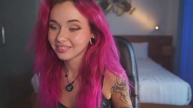 Snapshot of Sarah_Pink chatting on 07/25/26, 09:18 Sarah Pink online show from 07/25/26, 09:18