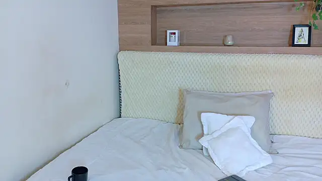 Snapshot of VioletBloomm chatting on 02/25/26, 12:04 VioletBloomm online show from 02/25/26, 12:04