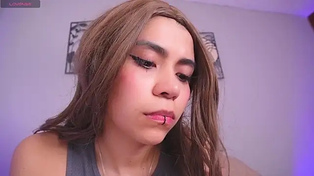 loveegirll1 online show from 04/10/26, 04:28