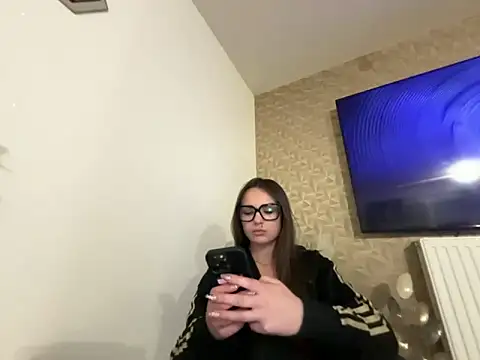 Snapshot of alixxxm7 chatting on 02/21/26, 07:37 alixxxm7 online show from 02/21/26, 07:37