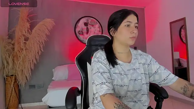 Snapshot of charlottee27_ chatting on 06/19/26, 01:54 charlottee27 online show from 06/19/26, 01:54