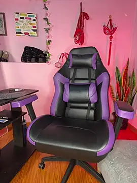 kenia thompsom01 online show from 04/15/26, 11:50