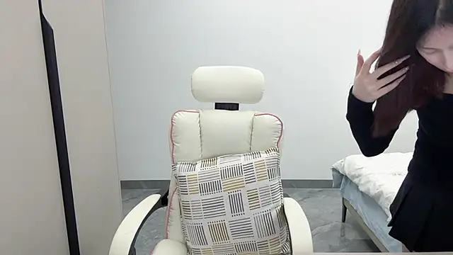 Snapshot of DYyyyyy-- chatting on 02/12/26, 12:11 DYyyyyy-- online show from 02/12/26, 12:11