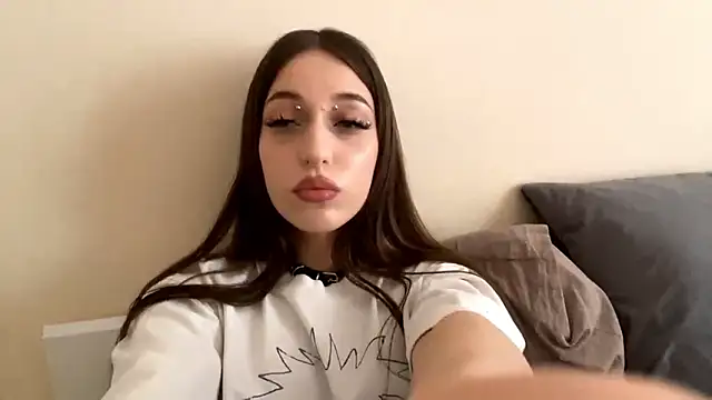 Snapshot of CutieWorm chatting on 02/01/26, 11:20 CutieWorm online show from 02/01/26, 11:20