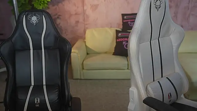 Snapshot of Zlata_Sky chatting on 12/01/25, 07:41 Zlata Sky online show from 12/01/25, 07:41