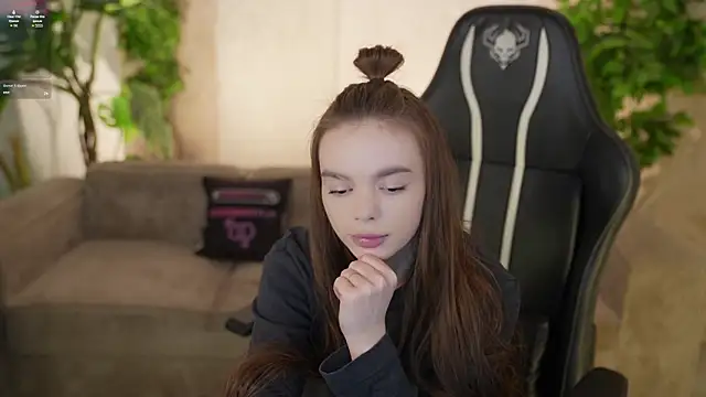 Snapshot of Zlata_Sky chatting on 12/13/25, 07:53 Zlata Sky online show from 12/13/25, 07:53