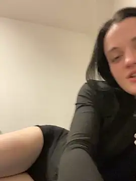 Snapshot of LeonieClaire chatting on 02/10/26, 10:03 LeonieClaire online show from 02/10/26, 10:03