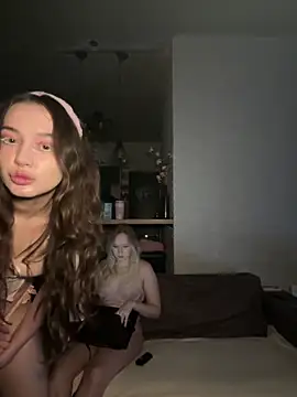 Snapshot of RollDollsi chatting on 02/19/26, 06:09 RollDollsi online show from 02/19/26, 06:09