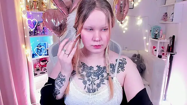 Snapshot of AnnieVibe chatting on 02/14/26, 05:32 AnnieVibe online show from 02/14/26, 05:32