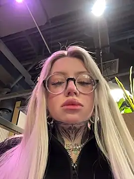 Snapshot of Chiibi chatting on 02/14/26, 08:44 Chiibi online show from 02/14/26, 08:44