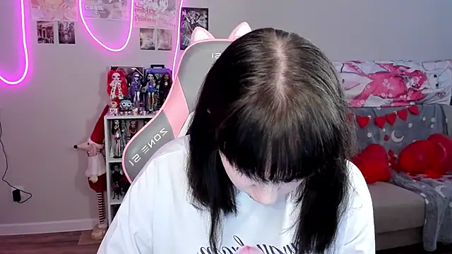 Snapshot of MollysLand chatting on 02/15/26, 09:30 MollysLand online show from 02/15/26, 09:30