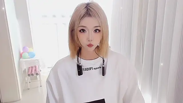 hotgirl0111 online show from 05/04/26, 08:54