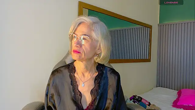 Snapshot of miss_monserrate01 chatting on 06/26/26, 01:26 miss monserrate01 online show from 06/26/26, 01:26