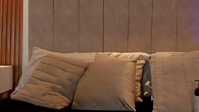 Snapshot of _Laura_saenz1 chatting on 02/18/26, 12:23 Laura saenz1 online show from 02/18/26, 12:23