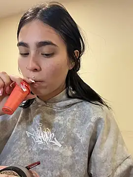 Sara Fernandez  online show from 04/08/26, 02:17