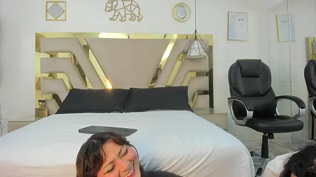 Snapshot of Goldentemptation_ chatting on 04/26/26, 01:09 Goldentemptation online show from 04/26/26, 01:09