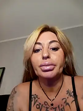 MiaMooly online show from 10/26/25, 04:24