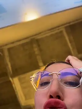 Arya    online show from 04/17/26, 10:57