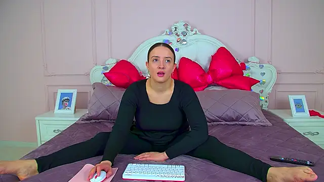 ElinaBellucci online show from 03/13/26, 04:19