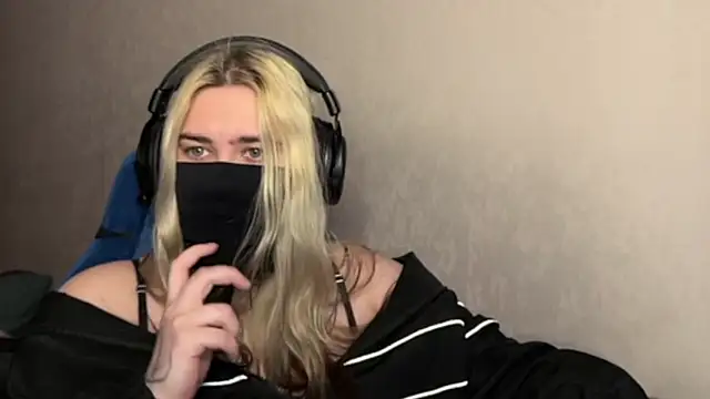 Snapshot of UnaXyling chatting on 02/25/26, 12:53 UnaXyling online show from 02/25/26, 12:53