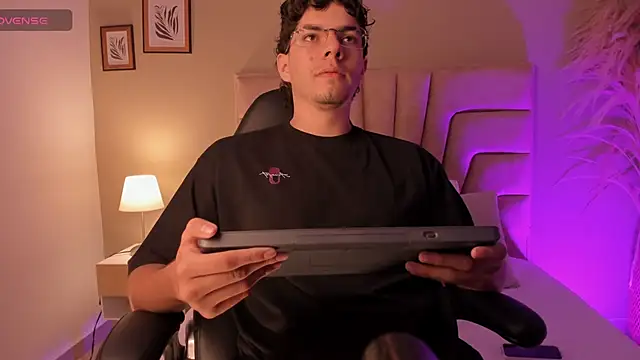 Snapshot of Axel_Creed chatting on 02/20/26, 02:19 Axel Creed online show from 02/20/26, 02:19