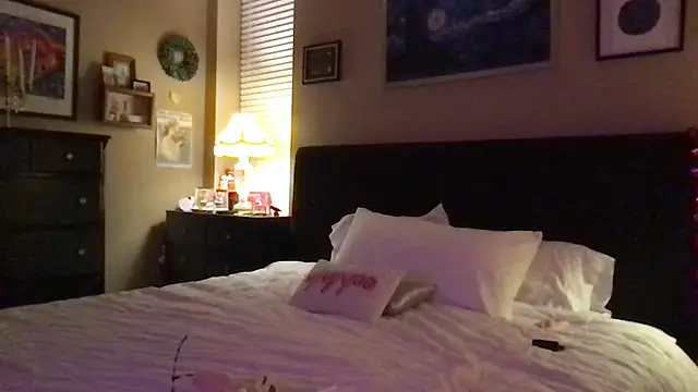 Snapshot of mooviebaby chatting on 02/08/26, 02:15 mooviebaby online show from 02/08/26, 02:15