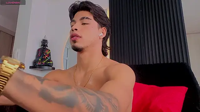 Snapshot of ARON_LUXX chatting on 02/05/26, 02:11 ARON LUXX online show from 02/05/26, 02:11