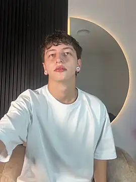 Snapshot of ARON_LUXX chatting on 02/10/26, 03:10 ARON LUXX online show from 02/10/26, 03:10