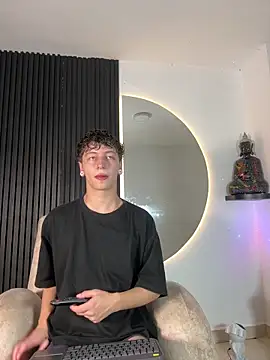 Snapshot of ARON_LUXX chatting on 02/14/26, 03:03 ARON LUXX online show from 02/14/26, 03:03