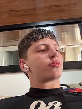 Snapshot of ARON_LUXX chatting on 03/03/26, 08:26 ARON LUXX online show from 03/03/26, 08:26