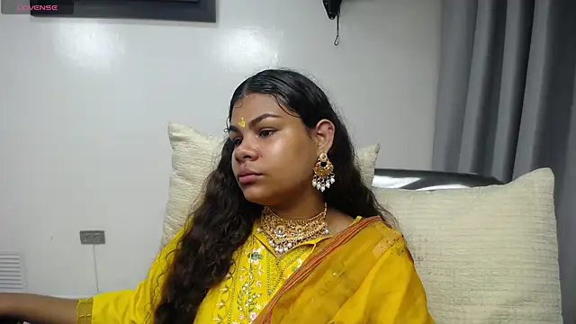 yaazhinii online show from 04/07/26, 11:54