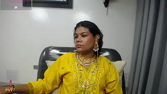 yaazhinii online show from 04/12/26, 12:21